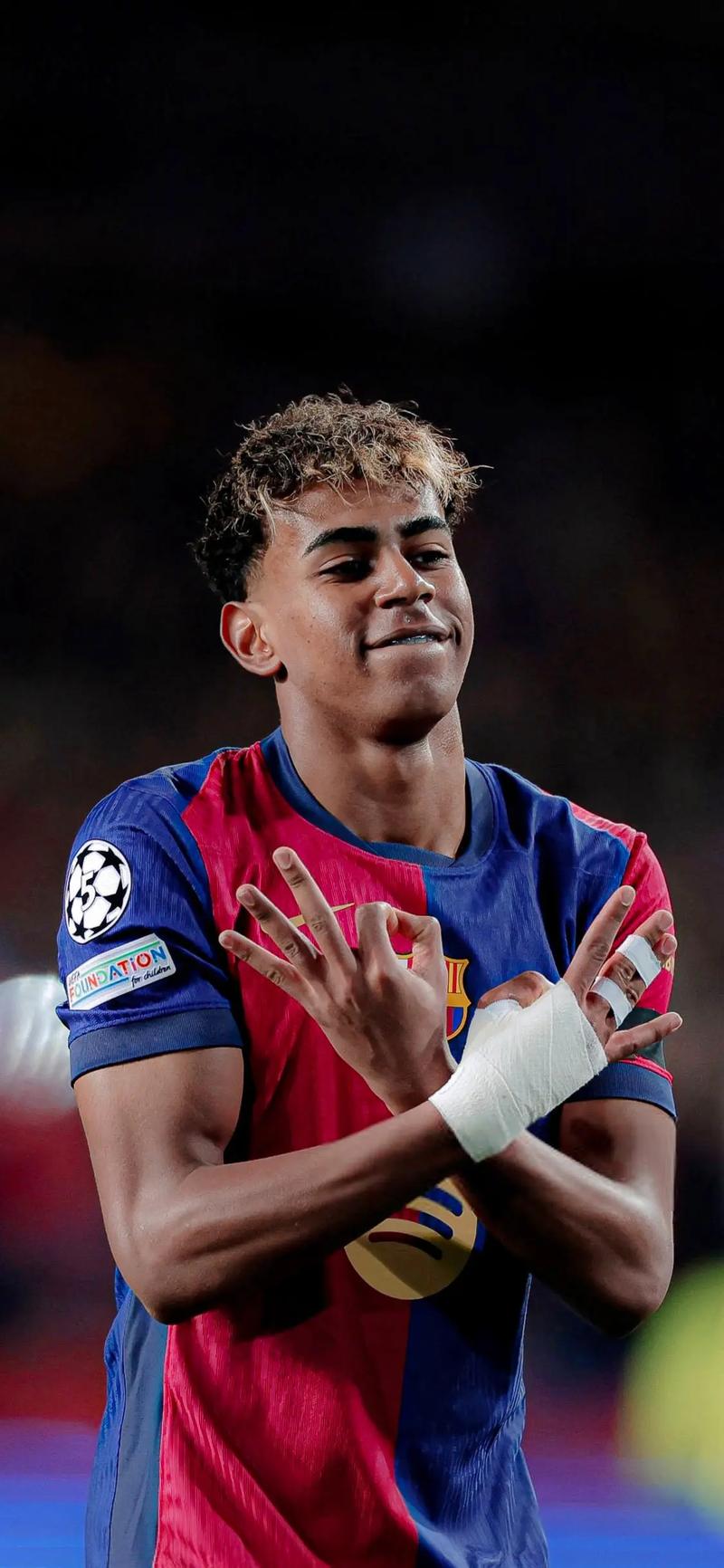 胖了？美媒晒浓眉训练图配文：浓眉的肚子从衣服里露出来了！