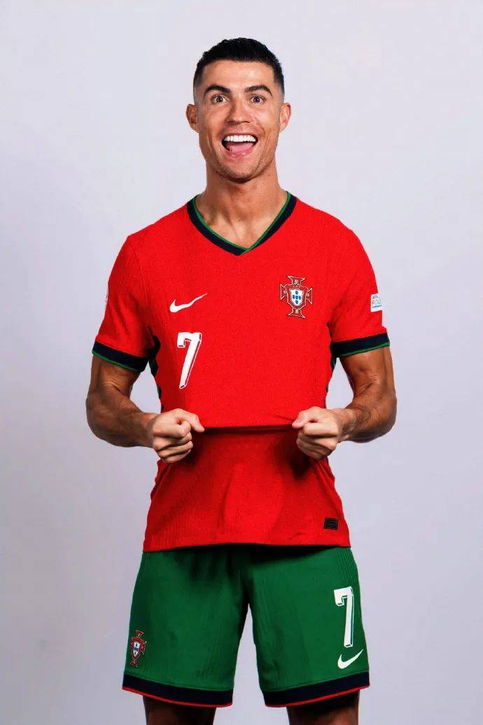 官方：利物浦传奇队明年3月将与多特传奇队踢慈善赛