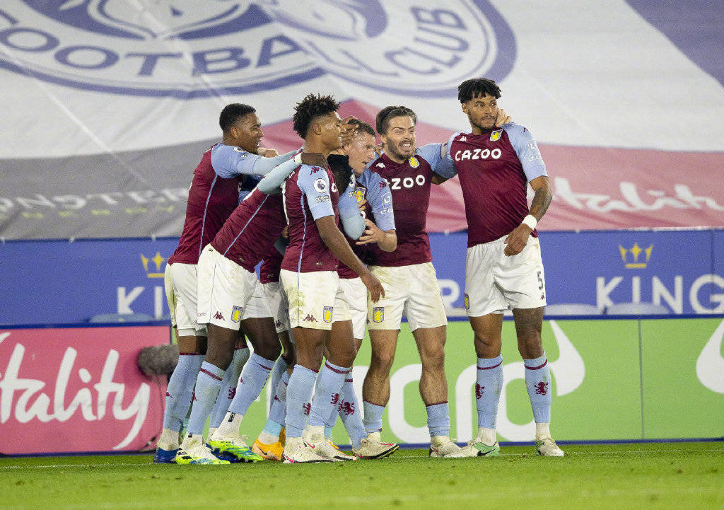 梦幻联动！T1四人组造访拜仁主场，领取印有自己名字的拜仁队服