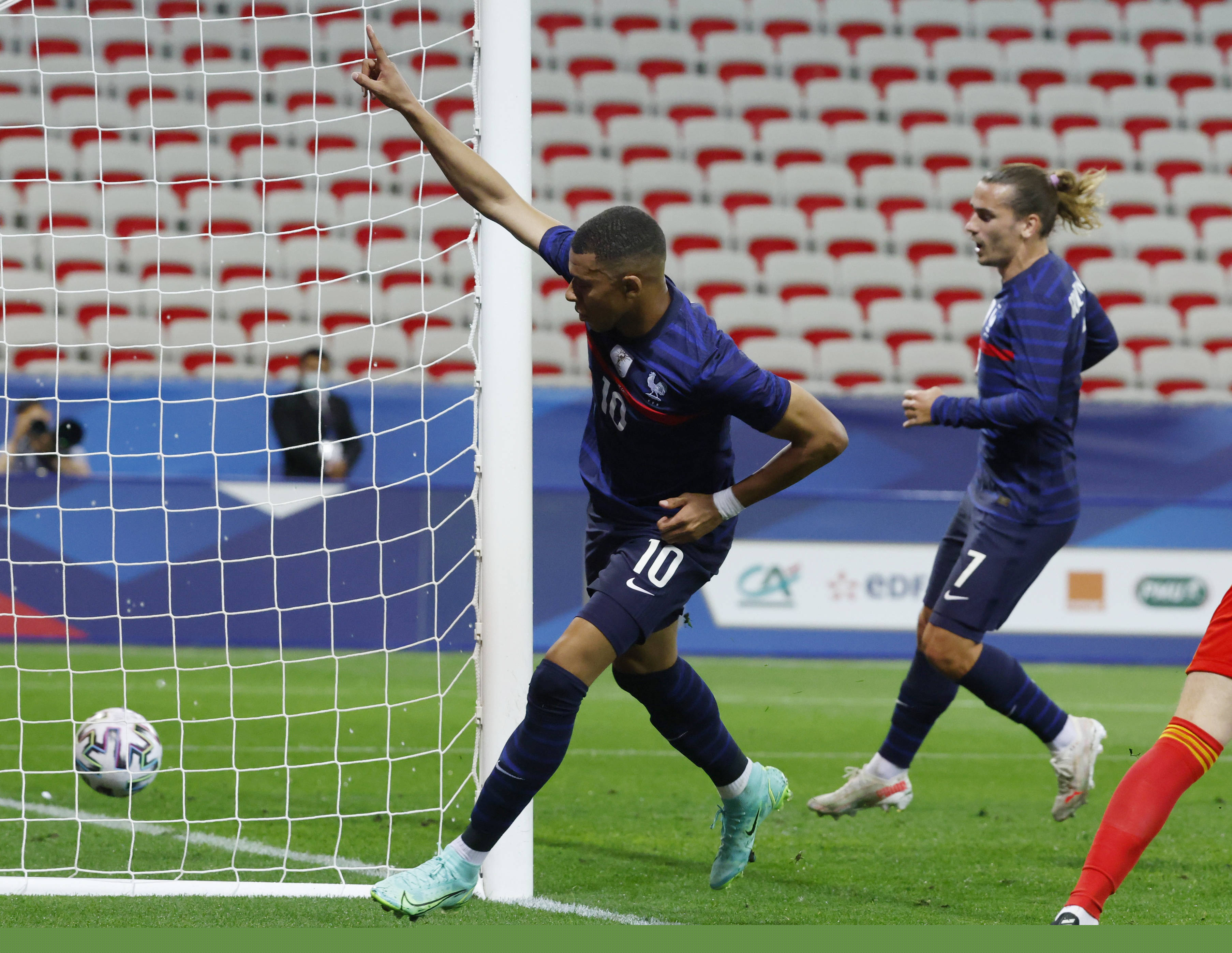 中超比赛亮点：上海海港2-1取胜山东泰山,