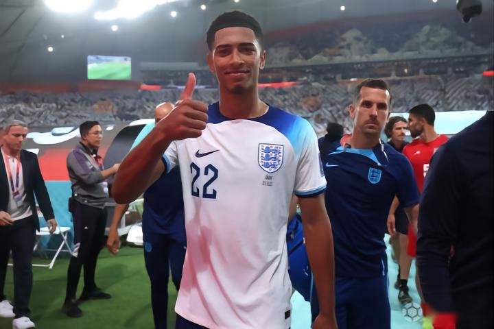 孙颖莎王楚钦赛前训练气氛轻松，大头仰头大笑，大笑引发全场欢笑