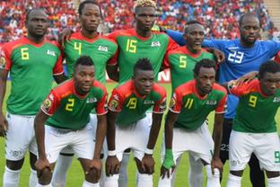 利物浦发角球期间 萨拉赫和亨德森聊了很久